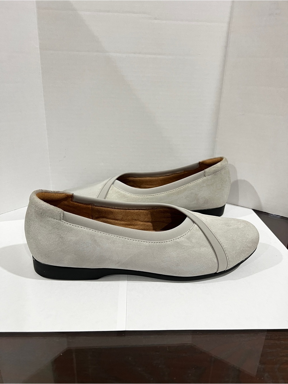 Clarks‎ Women's Un Darcey Ease Grey Suede Slip On Ballet Flat Shoes Size 8.5